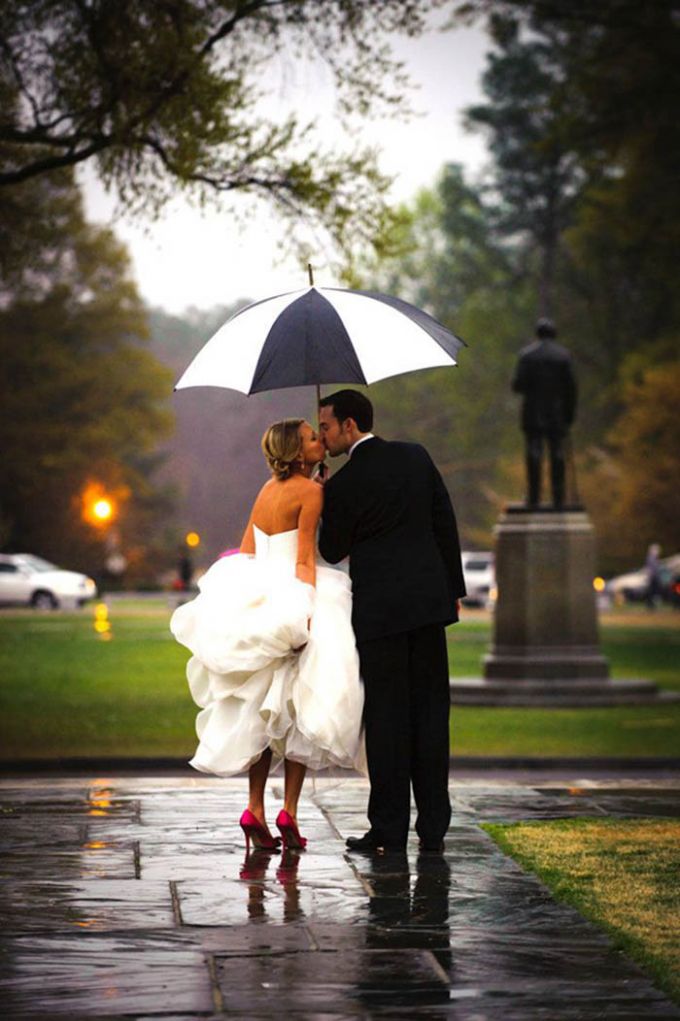 kiss in the city street wedding photo