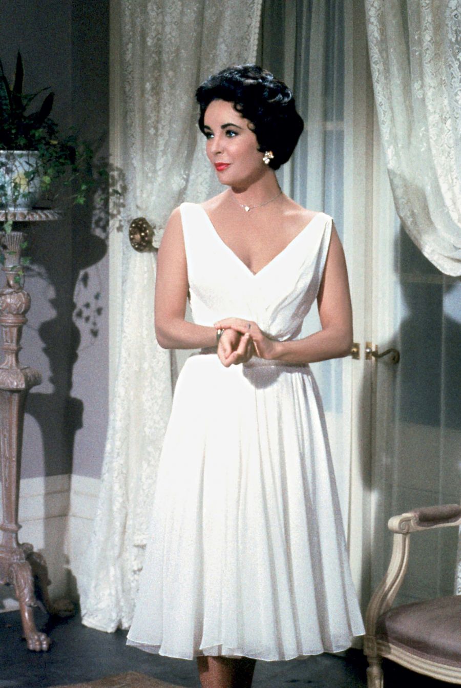 Elizabeth Taylor short dress in movie Cat on a Hot Tin Roof