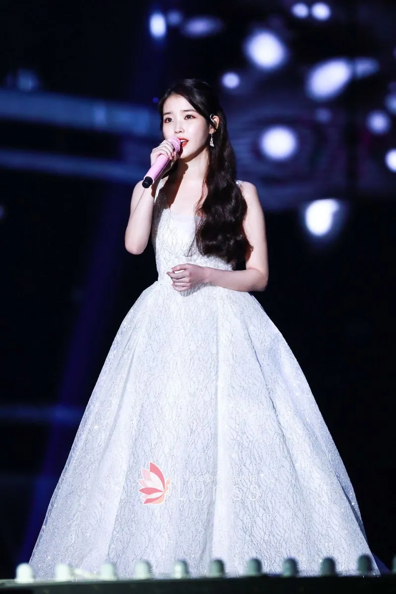 IU sequinned glitter ivory wedding dress from the Melon Music Awards 2017