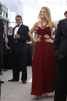 blake lively sexy burgundy dress in gossip girl fashion