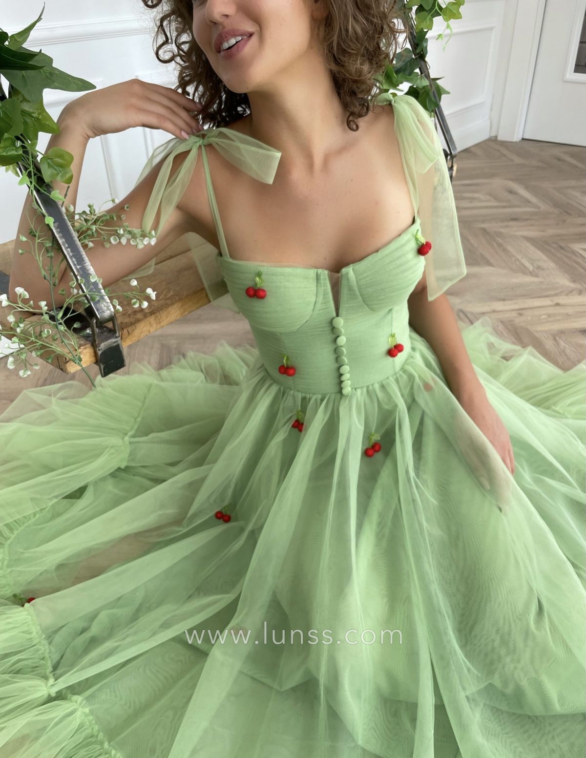 V cut sweetheart neckline with straps green tulle dress