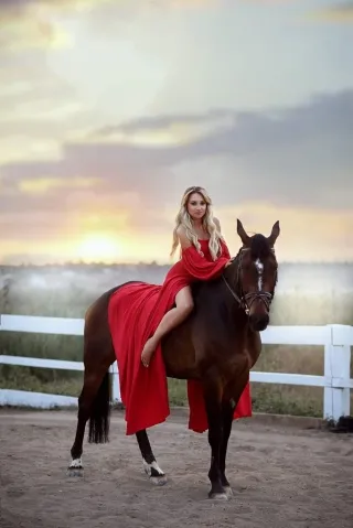 lady in red