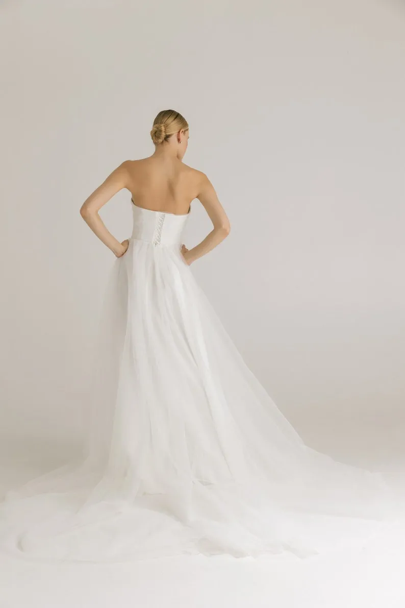 simple ivory tulle wedding dress with long train simple ivory tulle wedding dress with long train