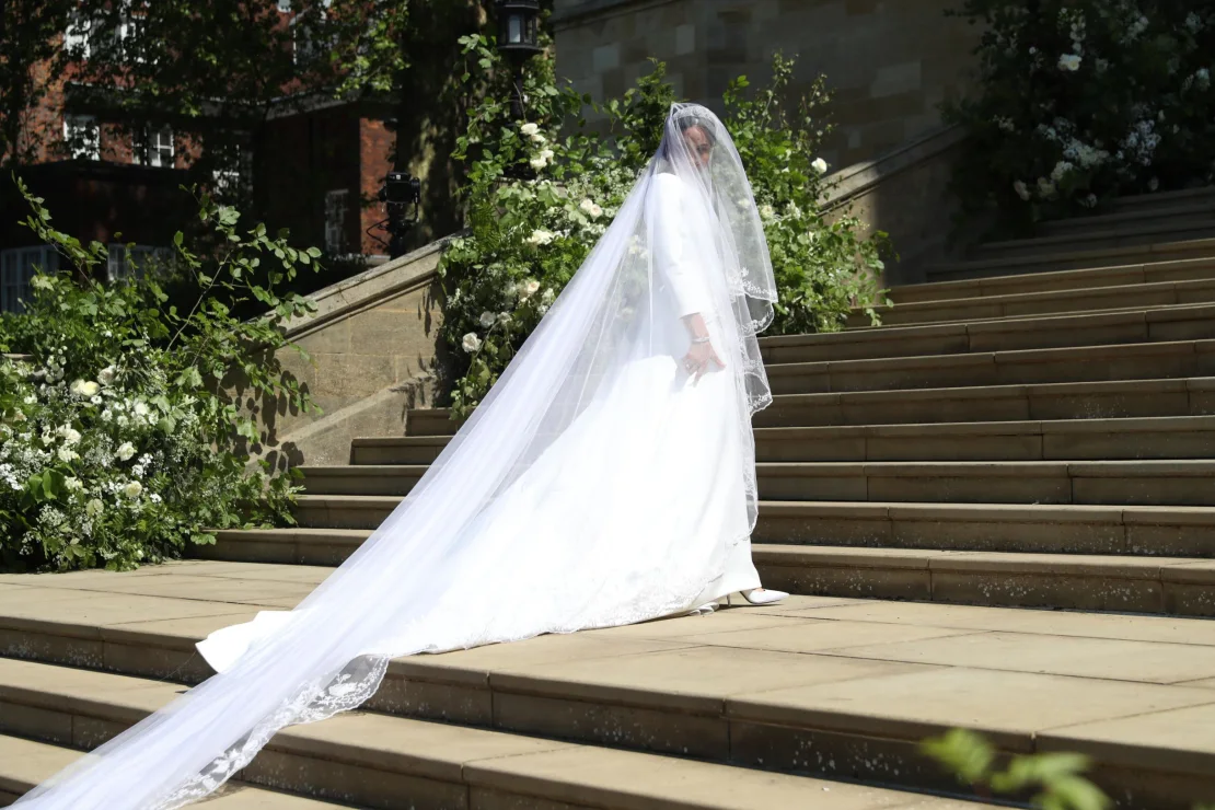 Meghan Markle minimalis satin wedding dress with long lace trimed veil Meghan Markle minimalis satin wedding dress with long lace trimed veil