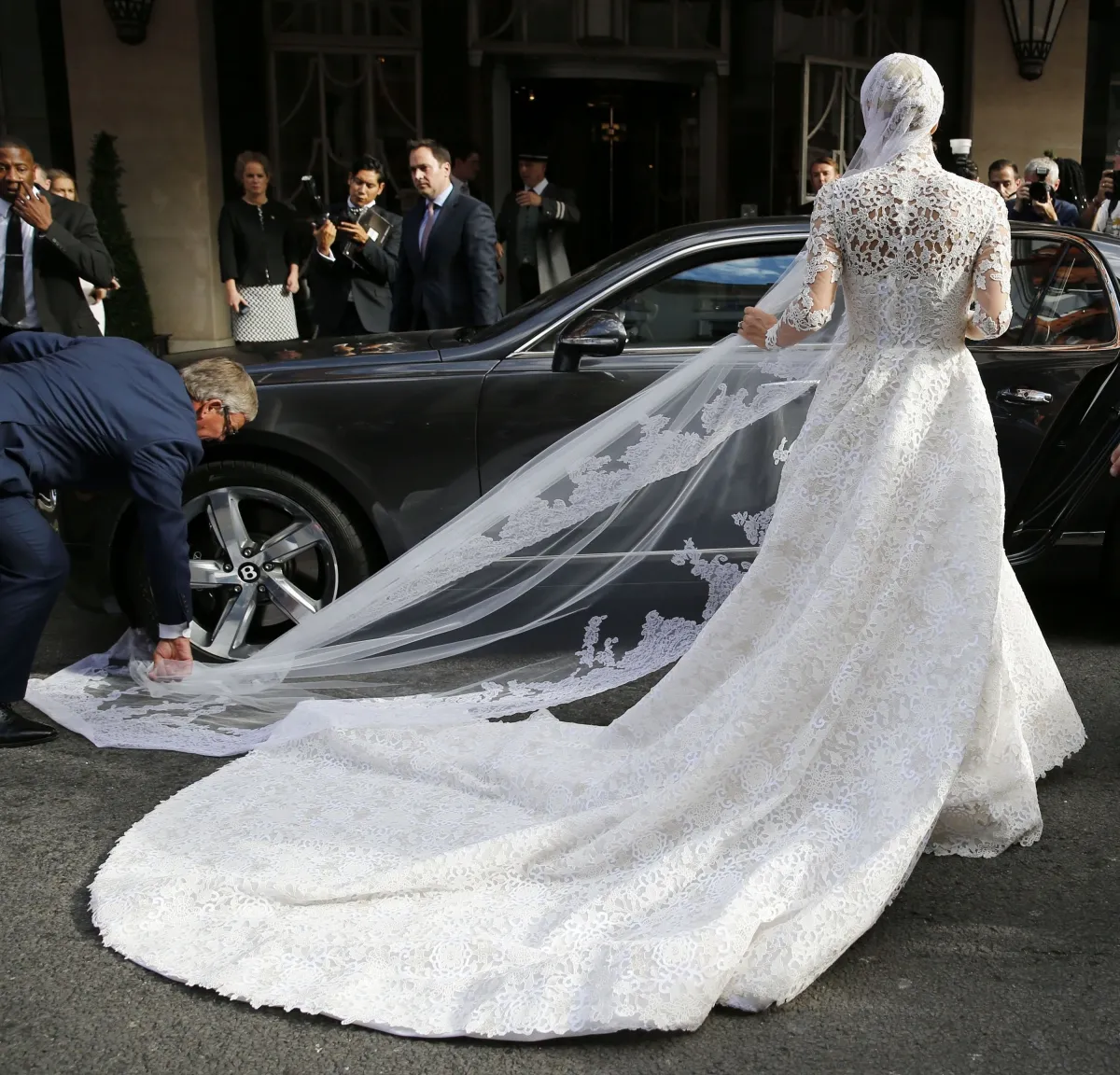 Nicky Hilton lace wedding dress with delicate veil Nicky Hilton lace wedding dress with delicate veil