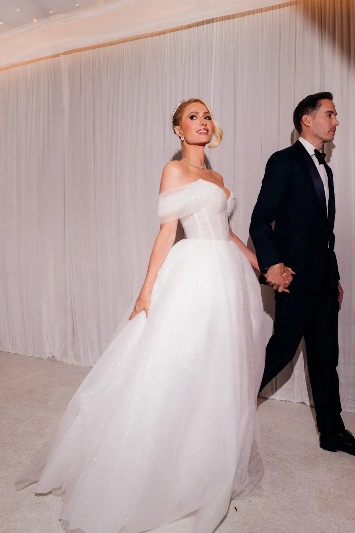 Paris Hilton off shoulder glitter tulle full length wedding dress Paris Hilton off shoulder glitter tulle full length wedding dress
