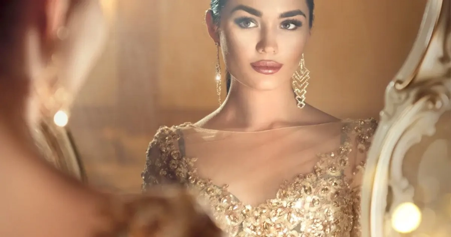 bold metallic accessories for gold prom dresses
