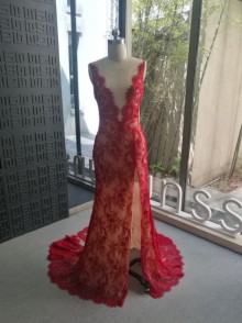 Sexy hugging curves plunging sequinned red lace custom made prom dress