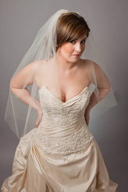 https://www.lunss.com/uploads/product/0/1/01037/classic-bridal-veil-short-cut-edge-2.webp