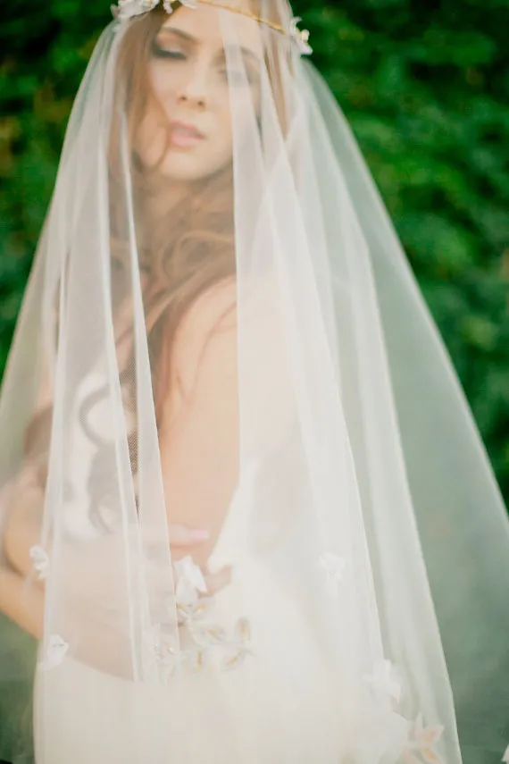 https://www.lunss.com/uploads/product/0/1/01066/ivory-drop-veil-fingertip-length-single-tier-veil-3.webp