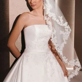 ivory fingertip length bridal veil single tier lace edging veil