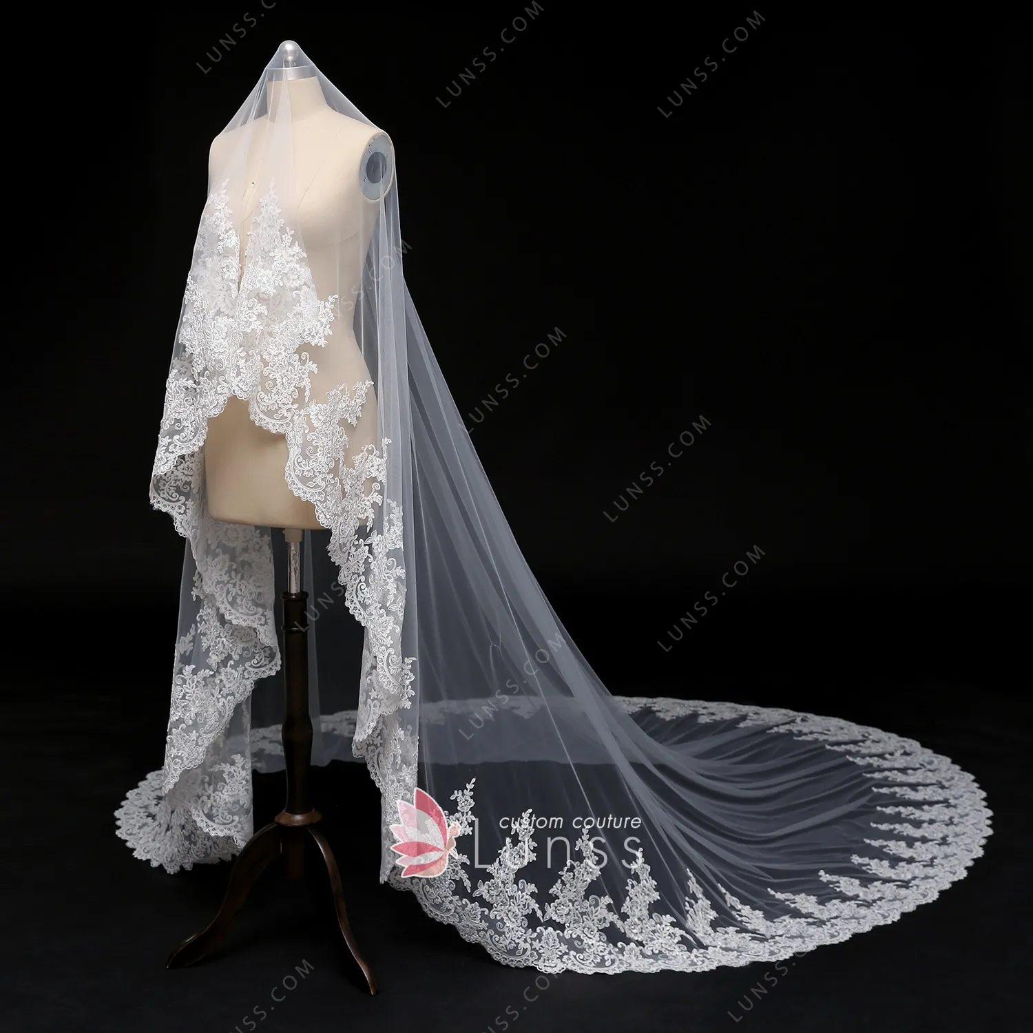 https://www.lunss.com/uploads/product/0/1/01202/custom-ivory-lace-hemmed-cathedral-length-bridal-veil-single-tier-wedding-veil-2.webp