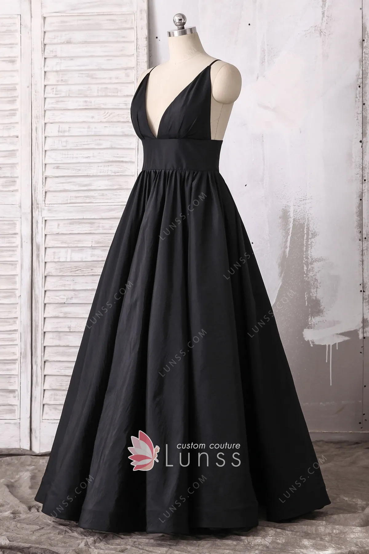 Sexy Plunging Halter Slit Black Celebrity Prom Dress - VQ