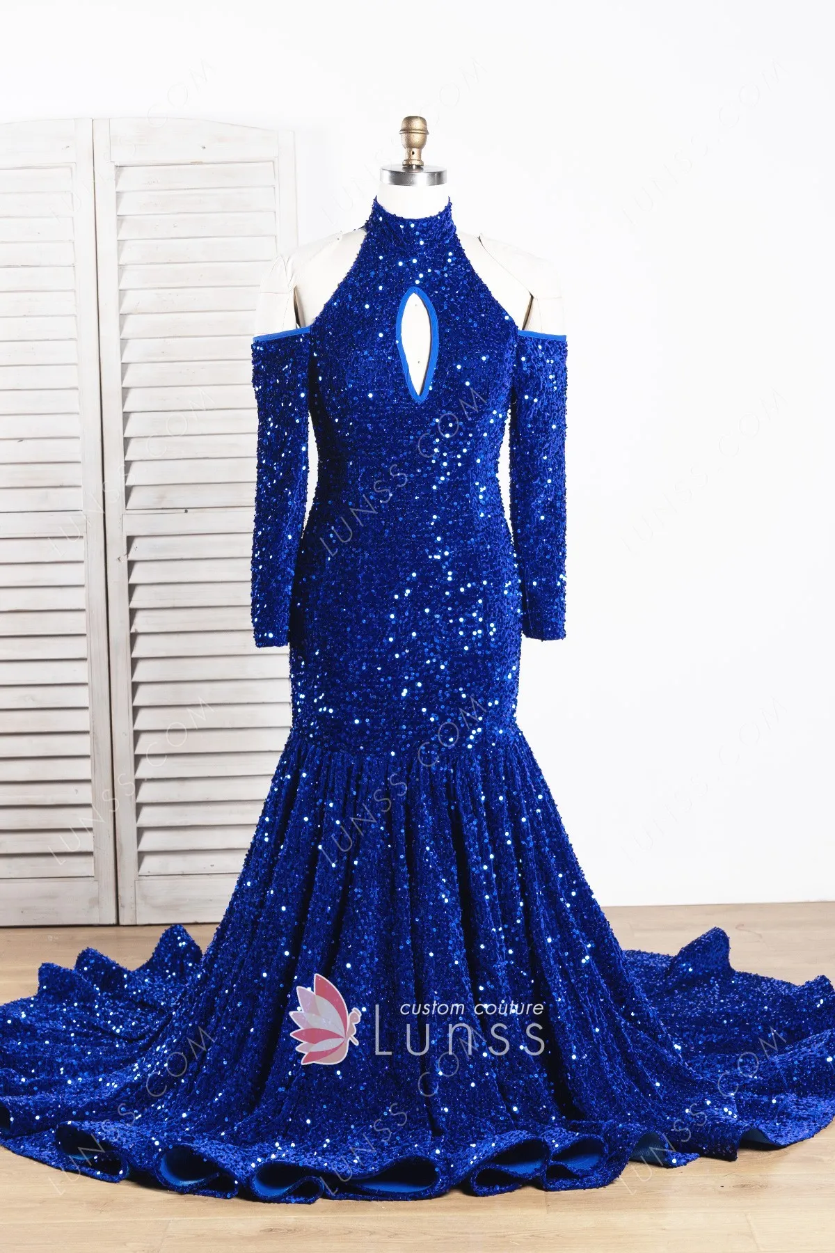 Abito da ballo a collo alto con spalle scoperte e paillettes blu reale -  Lunss
