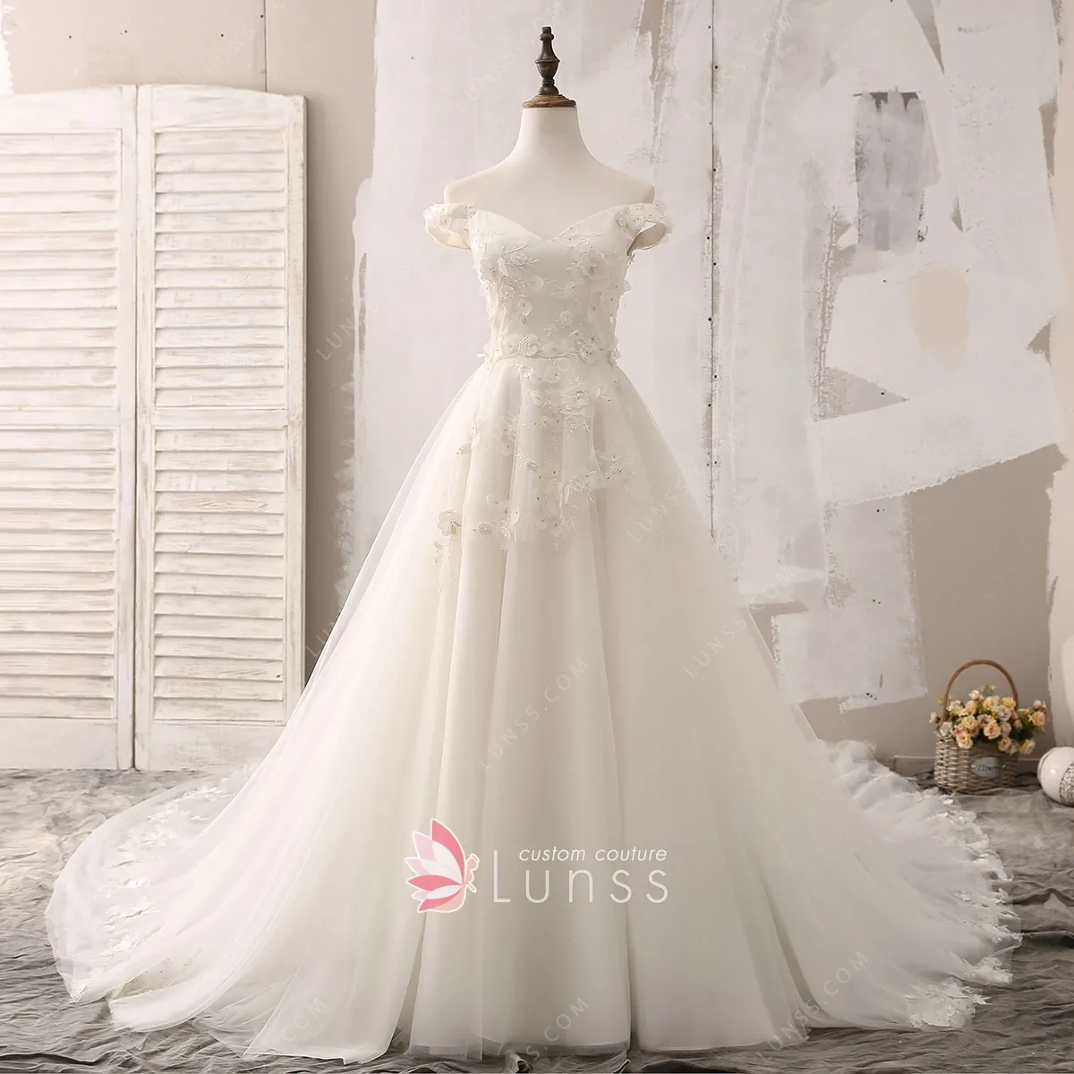 Off The Shoulder Hand Made Flowers Wedding Dress Tulle Wedding Dress Y474