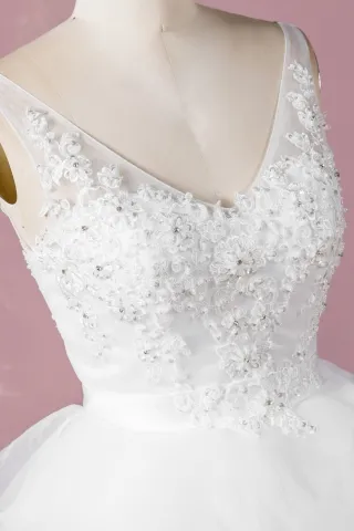 beaded lace sweetheart V neckline