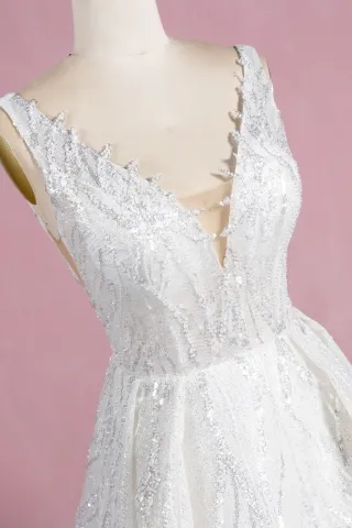 jagged plunging V neckline