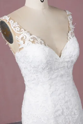 sweetheart V neckline with lace details
