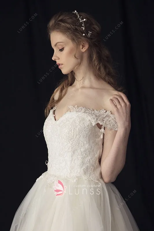 Off the shoulder Lace and Tulle Fabulous Wedding Gown Lunss